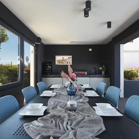 Modern With Outdoor Pool *